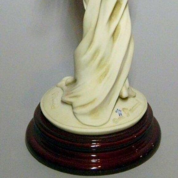 Signed Vintage Giuseppe Armani Figurine, Beautiful Lady Holding a Cornucopia - Picture 6 of 8